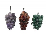 DIVERSOS - Lote com três (3) cachos de uvas decorativos confeccionados em pedras brasileiras roladas e polidas, em tonalidades roxa, avermelhada/marrom e verde, com estrutura em arame e acabamento simulando folhas de Parreira , medida : 13,5 e 10 cm