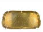 METAL DOURADO, uma (1) bandeja retangular confeccionada em metal dourado, cinzelado de guirlanda floral e vegetalista, borda em recortes com flores relevadas, medindo 40x20cm.