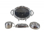 METAL INOX, quatro (4) peças confeccionadas em aço inox de modelos, tamanhos e decorações distintas, sendo: A) 1 bandeja oval, medindo 39,5x26cm, B) 1 açucareiro, medindo 8,5x12,5x9cm, C) 1 farinheira, medindo 8x13cm e D) 1 manteigueira, medindo 6x19,5x10cm.