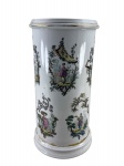PORCELANA SALER, um (1) bengaleiro confeccionado em porcelana na tonalidade branca, corpo torneado, pintura de figuras orientais de modelos distintos com adornos florais e vegetalistas em policromia com filetes em ouro, apresenta colado na base e falhas na douração, medindo 40x18cm.