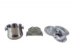 METAL INOX, lote com três (3) peças confeccionadas em aço inox de modelos distintos, sendo: A) 1 balde para gelo, medindo 11x14x12cm, B) 1 porta guardanapo, medindo 8,5x15,5cm e C) 1 petisqueira no feitio de concha com 3 divisórias, medindo 21x21cm.