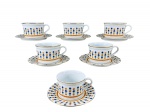 PORCELANA / GRUPO VISTA ALEGRE, conjunto com seis (6) xícaras para chá em porcelana, acompanhadas de seus respectivos pires, decoração policromada com pequenos motivos florais estilizados em tons de azul, amarelo e verde, faixas ornamentais em tom alaranjado e frisos dourados nas bordas, medida: 6 cm