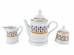GRUPO VISTA ALEGRE - Conjunto para chá em porcelana branca, composto por três (3) peças, sendo: um (1) bule , med : 22,5 x 20 cm , uma (1) leiteira , med : 10 cm e um (1) açucareiro , medida : 13 cm . Decoração policromada com pequenos motivos florais estilizados em tons de azul, amarelo e verde, faixas ornamentais em tom alaranjado e frisos dourados nas bordas.