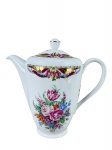 VIZAVI / T. LIMOGES - Um (1) bule em porcelana branca finamente decorada, com tampa, corpo bojudo, bico alongado e alça lateral. Decoração policromada com rica composição floral em tons de rosa, azul, verde e laranja, faixa ornamental em dourado e vinho na parte superior, além de frisos dourados na tampa, borda e pegador. Medida : 23 cm