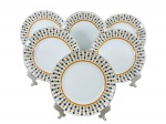 GRUPO VISTA ALEGRE -  Seis (6) pratos bolo em porcelana branca, com decoração policromada na aba em pequenos motivos florais estilizados nas cores azul, amarelo e verde, faixa ornamental em tom alaranjado e frisos dourados nas bordas. Medida : 20 cm