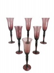 VIDRO - Conjunto com seis (6) flutes em vidro soprado na tonalidade ametista , bojo levemente abaulado com borda aberta, haste alongada trabalhada com anéis e base circular, medida : 24,5 cm