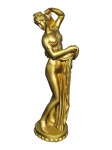 ESCULTURA  - (1) Uma escultura representando  Deusa Afrodite em estuque  com acabamento dourado, representada em pose clássica com vestes drapeadas e base circular ornamentada , medida : 60 cm