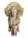 ARTE SACRA, uma (1) peanha confeccionada em estuque representando figura angelical com patina na tonalidade cinza, realces em douração, tampo em recortes e pequenos bicados, medindo 29x22x17cm.