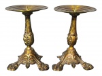 BRONZES, par (2) de castiçais confeccionados em bronze, corpo balaustre cinzelado por elementos vegetalistas, apoiada sobre base tripoide cinzelada em folhagens em recortes, bobeche escalonada, medindo 20cm de altura.