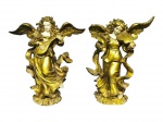 ARTE SACRA, duas (2) esculturas confeccionadas em resina representando figuras angelicais com pintura em vasta douração, medindo 18cm de altura, 1 apresenta bicados.