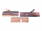 FERRAMENTAS, três (3) antigas plainas moldureira, confeccionadas em madeira maciça, sendo duas com lâmina e cunha de fixação e uma com ausência da lâmina e cunha, medindo 15,5x22,5cm, 14x27cm e 7,5x23cm.