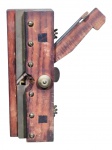 FERRAMENTA, uma (1) plaina moldureira com corpo de madeira com guias ajustáveis, lâmina de metal para corte e detalhe de parafuso em metal, sinais de uso, medindo 28x24,5x18cm.