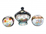 PORCELANAS, lote com três (3) peças, sendo: A) 1 potiche confeccionado em porcelana Satzuma, decorado por elementos florais e vegetalistas em policromia sobre fundo preto, pega da tampa colada, medindo 13x12cm, B) 1 potiche sem tampa confeccioando em porcelana oriental na tonalidade branca, decorado por elementos florais e vegetalistas em policromia, realces em ouro sobre fundo preto, medindo 7,5x4cm e C) 1 potiche confeccionado em porcelana na tonalidade branca, decorada por figuras de gueixas, caracteres, elementos florais em policromia sobre fundo dourado, medindo 7,5x4cm.