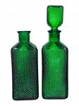 VIDROS, par (2) de garrafas para whisky confeccionadas em vidro na tonalidade verde com moldagem em bico de jaca, 1 sem tampa, medindo 28cm de altura.
