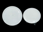 PORCELANAS, lote com duas (2) peças confeccionadas em porcelana na tonalidade branca, sendo: A) 1 prato para bolo da manufatura GERMER, medindo 32,5cm e B) 1 travessa oval da manufatura OXFORD e TOK&STOK, medindo 29x26,5cm.