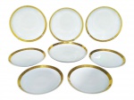 PORCELANA SCHMIDT, oito (8) pratos confeccionados em porcelana na tonalidade branca, decorada por espessa faixa em ouro com decoração vegetalista, pega da tampa meia lua e alças filetadas em ouro, sendo: A) 4 pratos para sopa, medindo 21cm e B) 4 pratos para sobremesa, medindo 18,5cm de diâmetro.
