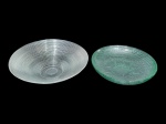 VIDROS, lote com duas (2) fruteiras, sendo: A) 1 confeccionada em vidro na tonalidade verde, moldada por gregas, quadriculados e elementos geométricos, medindo 7x31,5cm de diâmetro e B) 1 com formato cônico com moldagem escalonada, medindo 9,5x36,5cm.