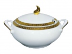 PORCELANA SCHMIDT, uma (1) sopeira confeccionada em porcelana na tonalidade branca, decorada por espessa faixa em ouro com decoração vegetalista, pega da tampa meia lua e alças filetadas em ouro, leves falhas na douração, medindo 17x29,5x18cm.