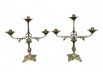 BRONZES, par (2) de candelabros para 3 velas confeccionados em bronze, corpo balaustre, hastes curvas no feitios de arabescos com vazados, base quadrangular com recortes e cinzelados vegetalistas, sinais de oxidação, medindo 36x35cm.