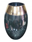 VIDRO, um (1) vaso bojudo confeccionado em vidro na tonalidade azul, borda decorada por espessa faixa em ouro, medindo 30x11cm.