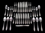 FAQUEIRO, parte de faqueiro com trinta e cinco (35) peças confeccionadas em aço inox, cabo decorado em flores e folhagens, sendo: A) 6 facas para jantar, B) 8 garfos para jantar, C) 9 facas para sobremesa, D) 2 garfos para sobremesa, E) 8 colheres de sopa e F) 2 colheres para sobremesa, apresentam sinais de uso. Algumas lâminas com desgastes.