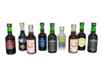 BEBIDAS, nove (9) mini garrafas de vidro, decorativos e colecionáveis, com rótulos variados, incluindo Leacocks Madeira, Burmester Porto, Jurupinga Dinalle, Absolut Citron e Marie Brizard, com tampas metálicas, algumas com lacre/remanescentes de lacre. Peças apresentam sinais do tempo, sem garantia da integridade do líquido.