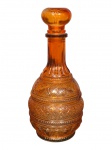 VIDRO - Uma licoreira em vidro pintado na tonalidade fogo, corpo bojudo e decoração em relevo com motivos geométricos e faixas ornamentais , medida : 27 cm