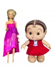 COLECIONISMO, lote composto por duas (2) bonecas, sendo: A) uma (1) boneca tipo fashion doll, da manufatura Mattel, ano 2013, código K24HF DKB62, em plástico, com cabelos loiros, vestido rosa pink com tecido brilhante e detalhe rendado, medindo 29cm e B) uma (1) boneca infantil da personagem Mônica, em plástico, com vestido vermelho em tecido e estampa de coelhinho na parte frontal, medindo 23cm.