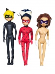 COLECIONISMO, lote composto por três (3) bonecos/personagens da linha Miraculous Ladybug, em plástico/vinil, sendo: A) um (1) boneco Cat Noir/Chat Noir, com traje preto e máscara; B) uma (1) boneca Ladybug, com roupa vermelha de bolinhas pretas e máscara; C) uma (1) boneca/personagem feminina com máscara roxa, cabelos castanhos e luvas brancas, sem roupa original. Peças decorativas e colecionáveis, apresentando sinais de uso e desgastes, medindo 54,5cm de altura.