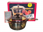 VIDRO VISION CORNING - Panela em vidro na cor fumê, em formato circular, da manufatura VISION CORING, marcada nas pegas laterais. 2,5L, medindo 16x37x21,5cm.   . Acondicionada em caixa original .