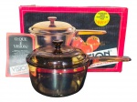 VIDRO VISION CORNING - Panela em vidro na cor fumê, em formato circular, da manufatura VISION CORING, marcada nas pegas laterais. 1,5L, medindo 15x31x18cm. Acondicionada em caixa original .