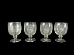 VIDRO - Conjunto com quatro (4) taças para vinho em vidro translúcido,  com bojos lapidados em motivos geométricos e estrelas, hastes curtas torneadas e bases circulares , medida : 10 cm