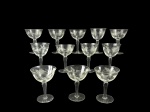 VIDRO - Lote com doze (12) taças para vinho em vidro translúcido, medidas : 13 e 12 cms , com bojos lapidados em gomos, hastes alongadas e bases circulares.