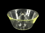 ARTE PYREX, uma (1) forma para bolo confeccionada em vidro translucido temperado, acondicionado em caixa original com desgastes, medindo 9x20cm.
