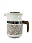 PORCELANA / POZZANI BRASIL - Uma (1) jarra/bule em porcelana esmaltada branca, com decoração geométrica floral em tom marrom, faixa metalizada prateada, alça e tampa em material sintético marrom. Peça marcada Pozzani Brasil na tampa , medida : 17 cm