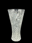 CRISTAL, um (1) vaso cônico confeccionado em cristal translucido com lapidação de cata-ventos, palmas e elementos geométricos em baixo relevo, medindo 26x13cm.