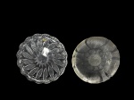 CRISTAL e VIDRO, lote com dois (2) pratos para bolo, sendo: A) 1 confeccionado em cristal translucido da manufatura VIOLETTA de origem polonesa, ricamente moldada por folhagens, caneluras e palmas em baixo relevo, medindo 30cm e B) 1 confeccionado em vidro translucio com moldagem de folhagens e textura relevada, medindo 27,5cm.