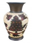 BRONZE, um (1) vaso confeccionado em bronze com esmaltagem na tonalidade bege, decorado por arvores e folhagens em policromia, apresenta mossas na borda, vide foto, medindo 17,5x9cm.