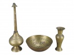 BRONZES INDIANOS, três (3) peças confeccionadas em bronze indiano, sendo: A) 1 incensário, corpo bojudo e haste cilíndrica, mossa na parte superior, medindo 24,5cm, B) 1 bowl circular, cinzelado por guirlanda de folhagens e frisos torcidos com realces avermelhados, medindo 5,5x13,5cm e C) 1 pequeno vaso balauste cinzeldo por folhagens, medindo 12cm.