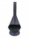 COBRE, um (1) cinzeiro no feitio de chaminé confeccionado em cobre com decoração martelada, bojo cônico, finalizado em haste cilíndrica em vazados, medindo 35cm de altura, apresenta mossas.