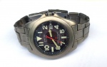Fashion Coleção, Decoração, Esportivo Relógio Citizen Titanium Quartz, medindo 39mm de diâmetro. Vidro Cristal. Segundeiro Central. Calendário. Fundo em Aço de Rosca Promaster. Máquina Japan Quartz de Citizen atualizada funcionando, (que substituiu o problemático sistema Eco de carregar a bateria). Pulseira original com regulagem para pulsos de 19cm