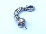 Vintage Luxo Jóias, Pingente Serpente Articulável em Prata de Lei, com Cristais Vermelhos nos Olhos, excelente nível de detalhes e qualidades, como Língua de Fora. Medindo 5,8cm. Peso total 8,43gr