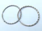 Vintage Luxo Jóias, Par de Brincos Argolas em Prata de Lei, texturizados, medindo 3,7cm de diâmetro. Peso total 2,63gr