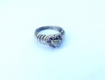 Vintage Luxo Jóias, Anel Ramona Ring, Coração com Cristal, Banda Esculpida, Aro 18. Peso 4,14gr