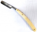 Vintage Coleção, Decoração, Navalha Alemã Bismark Solingen 302, medindo 24cm. Cabo plástico cor marfim. Fechada possui 15,5cm. Estojo original sem a tampinha
