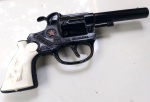 Vintage Brinquedo, Coleção, Decoração, Lote contendo Raro Revolver COWBOY de Espoleta da Estrela, arma de brinquedo em metal, Acabamento preto esmaltado conservado, medindo 17cm. Acompanha uma bainha