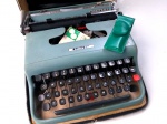 Vintage Coleção, Decoração, Máquina de Escrever Olivetti Lettera 22 em Maleta de Couro, medindo 33cm, Completa, com fita lacrada e pincel de limpeza. Conservada.