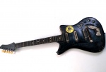 Vintage Coleção, Decoração, Guitarra Curta em Madeira maciça, partes em preto, medindo 97cm, leve, 3 captadores, Chave tripla da CAPSON. Caixa medindo 33cm, sem cordas, no estado