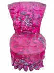 MOBILIARIO, uma (1) cadeira tipo boudoir, estofada em tecido na tonalidade rosa/fúcsia, com decoração floral estampada, assento circular, encosto levemente arqueado e acabamento inferior com franzido decorativo, medindo 78x51x50cm. Necessita limpeza no tecido.