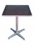 MOBILIÁRIO, uma (1) mesa quadrada com tampo em madeira escurecida, borda e estrutura em metal prateado apoiado sobre 4 pés, apresentam marcas de uso, medindo 76,5x60x60cm.